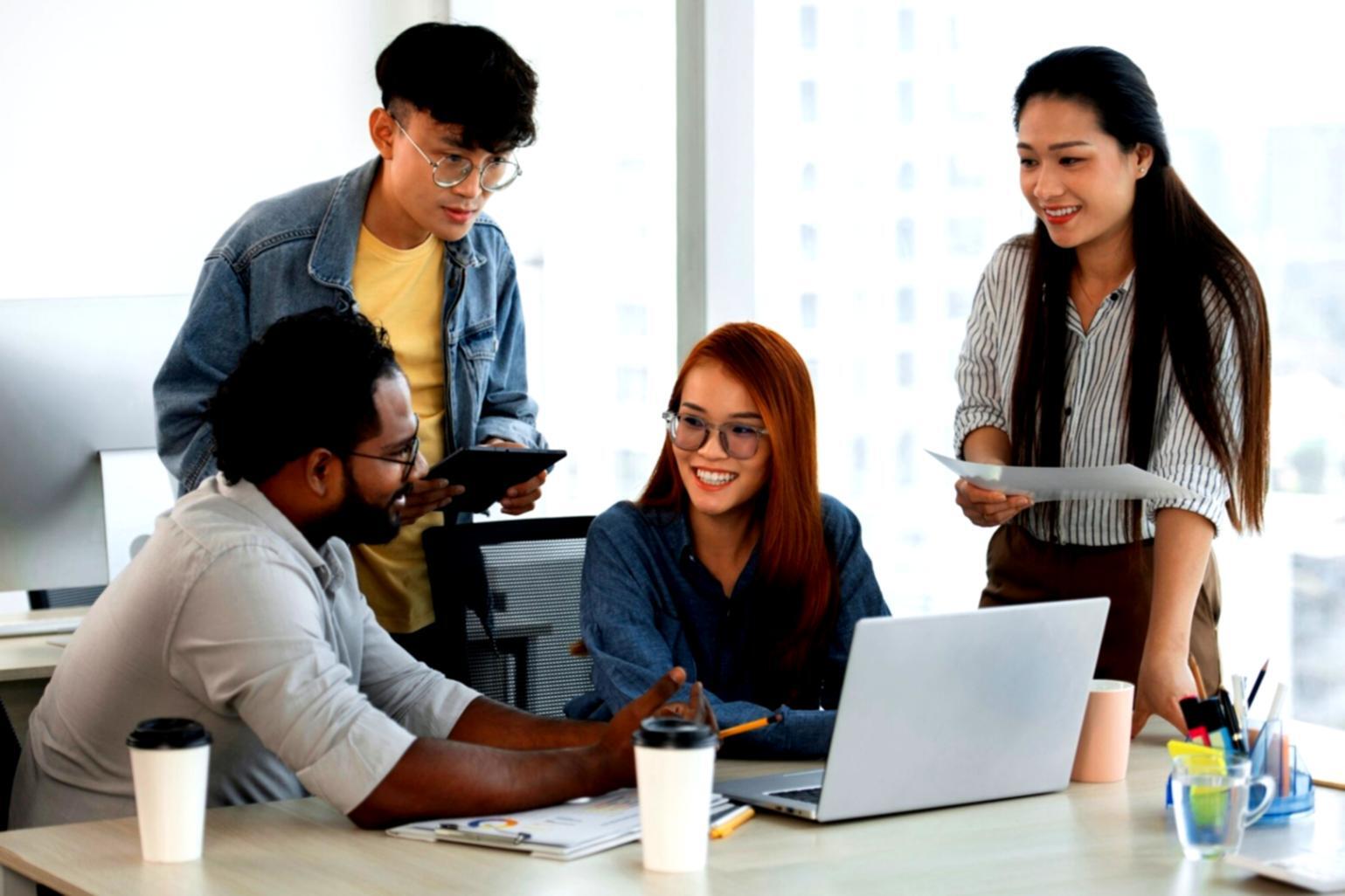 Finanzanalyst arbeitet mit Datenvisualisierung und Prognosediagrammen